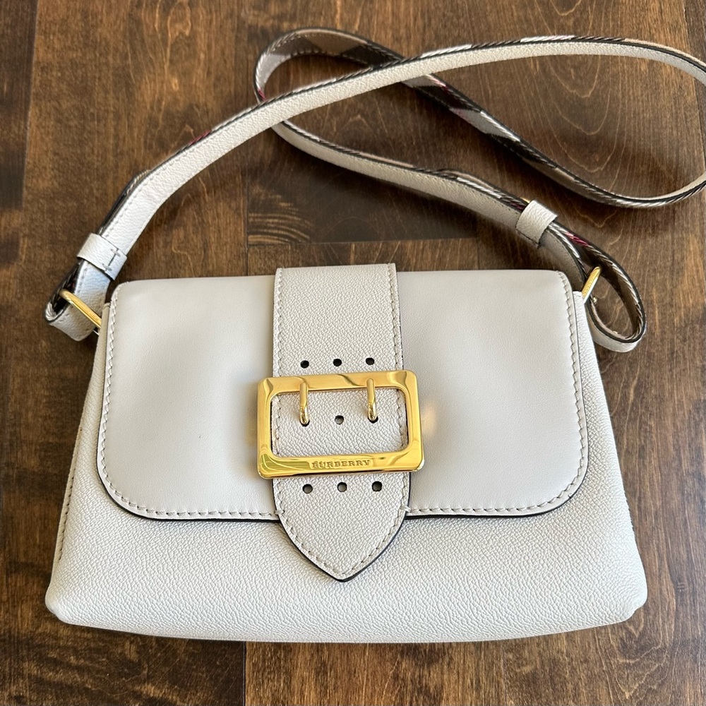 Burberry • Grain Calfskin Small Medley Crossbody • Limestone - Picture 4 of 16